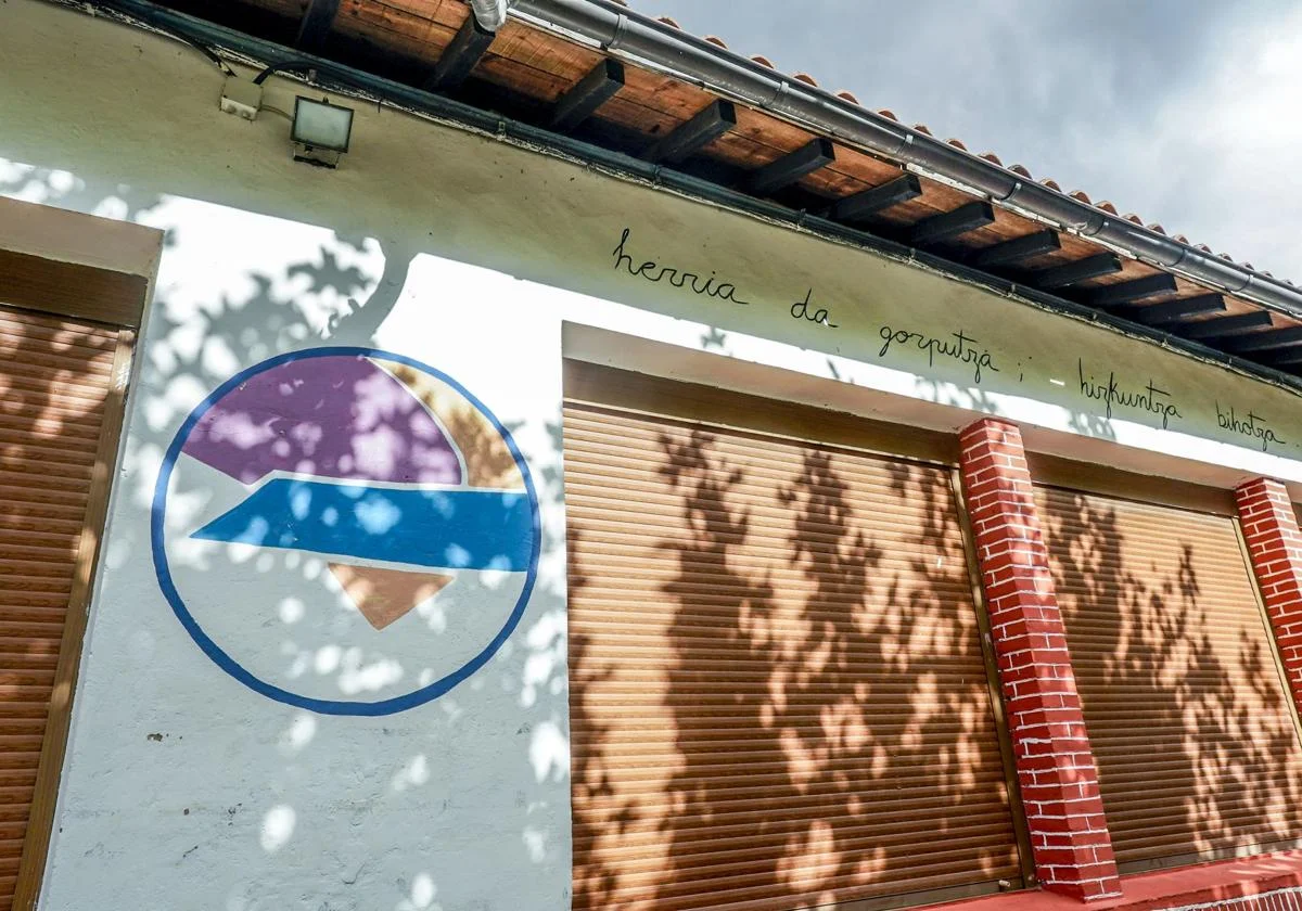 Exterior del edificio de las antiguas escuelas de Bernedo, sede durante décadas del polémico campamento.