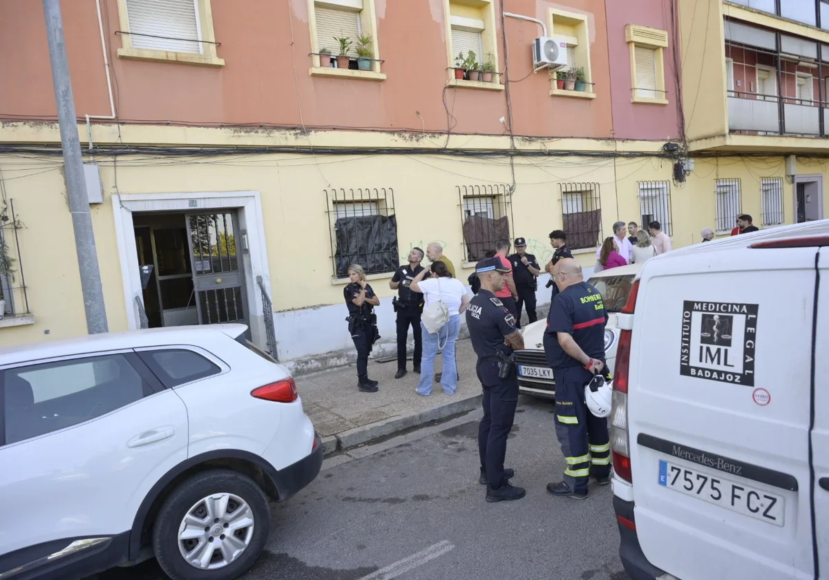 Portal de la vivienda donde tuvo lugar el incendio el pasado jueves y apareció el cuerpo, en el Paseo Fluvial de Badajoz