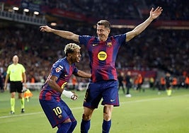 Lamine Yamal y Robert Lewandowski celebran el gol del polaco a la Real.