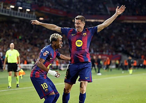 Lamine Yamal y Robert Lewandowski celebran el gol del polaco a la Real.