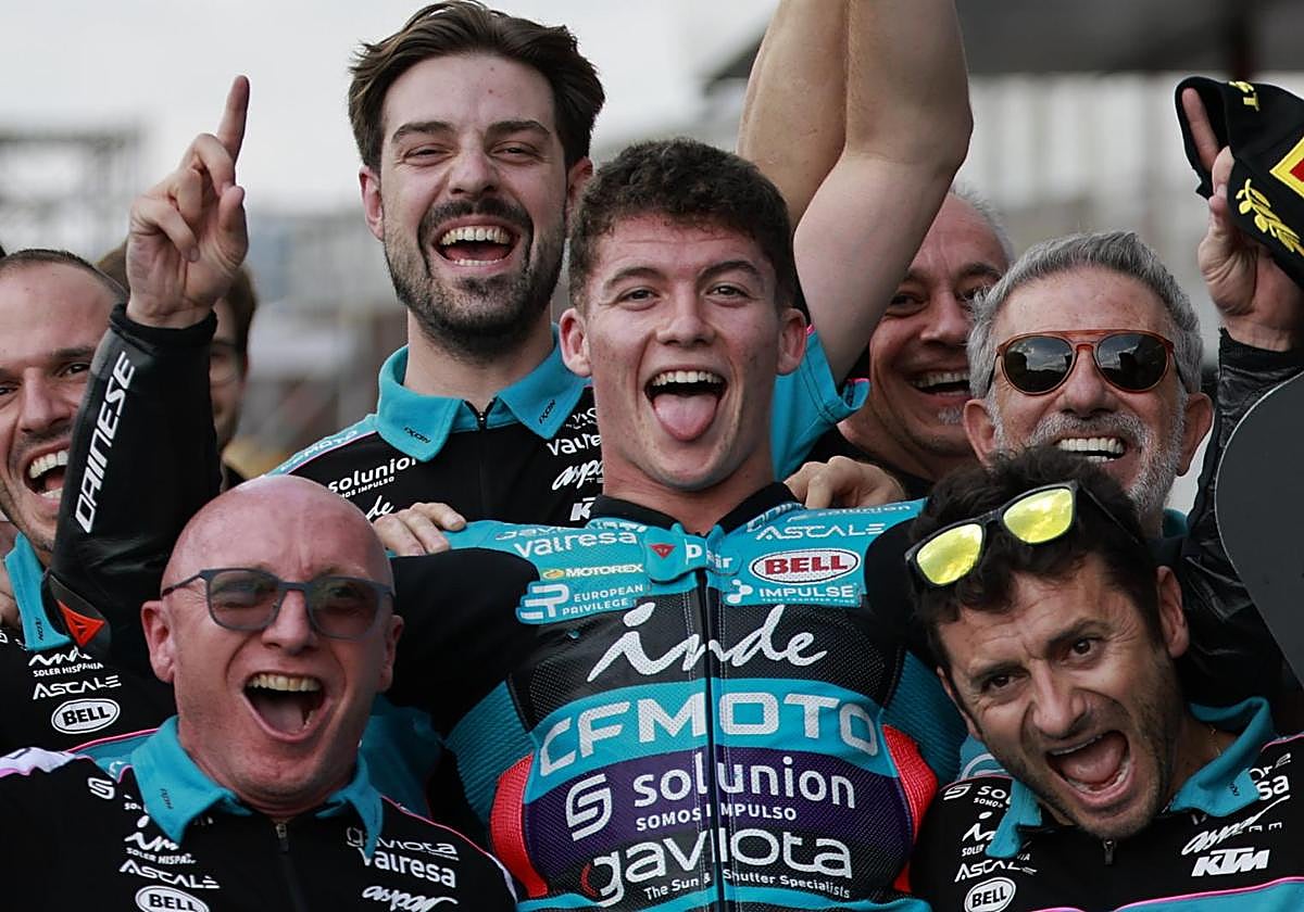 Dani Holgado celebra su victoria en Motegi.