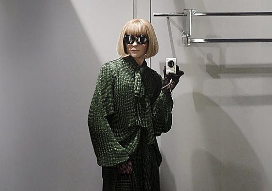 Alexis Stone como Anna Wintour.