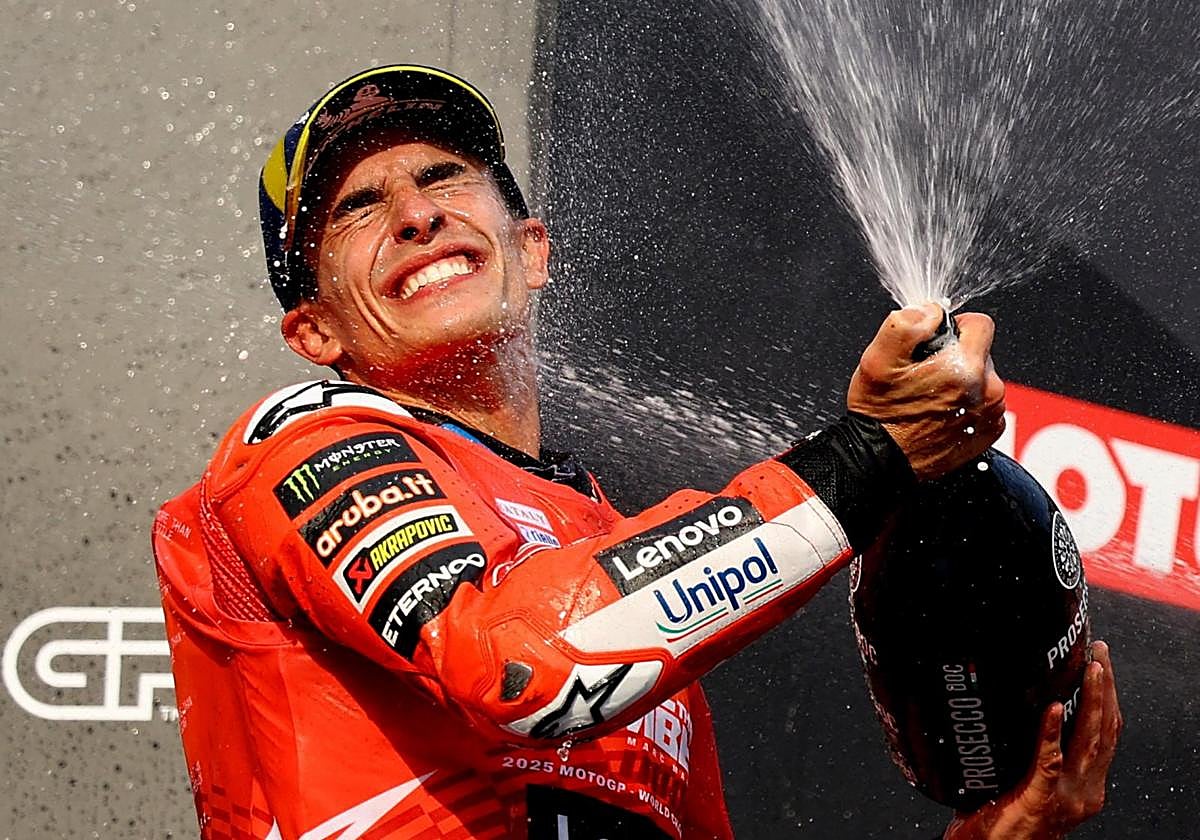 Marc Márquez se muestra exultante tras proclamarse campeón de MotoGP en Motegi.