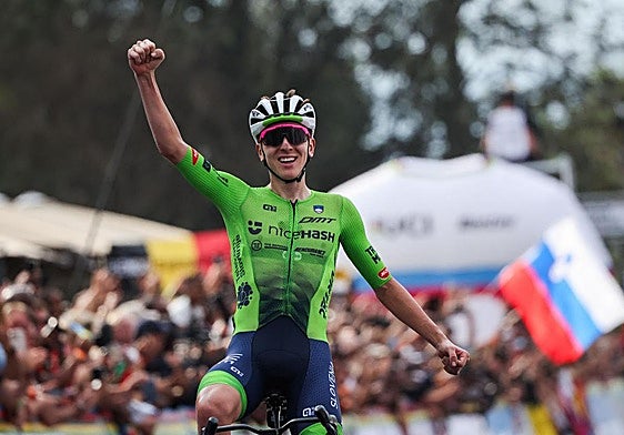 Taadej Pogacar celebra su triunfo en la prueba en ruta del Mundial de ciclismo.
