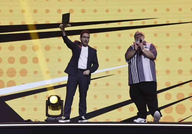 El director J.A. Bayona enseña el galardón que le entregó Álex de la Iglesia.