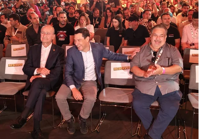 Paco de la Torre, Juanma Moreno y David Glanzer, antes de la charla de Schwarzenegger.