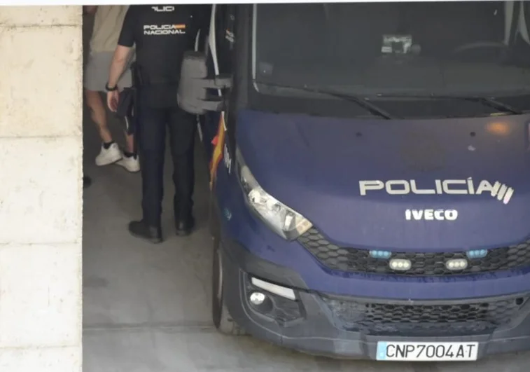 Entrada en los juzgados de Badajoz de uno de los detenidos.