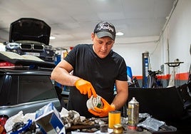 Un autónomo, al frente de su pequeño taller de coches.