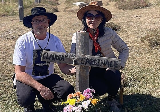 Stephan y Makiko, en la tumba de Claudia Cardinale en Sad Hill.