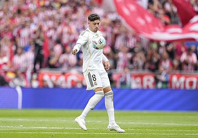 Fede Valverde controla el balón durante el derbi celebrado el sábado.