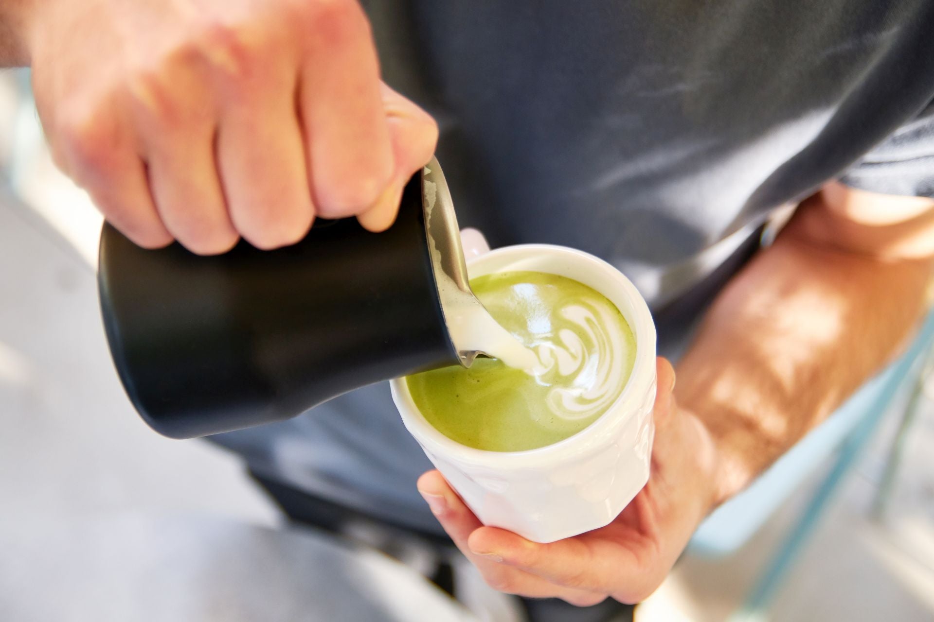 El 'latte matcha' se ha puesto muy de moda y no hay cafetería 'moderna' que no lo haga.