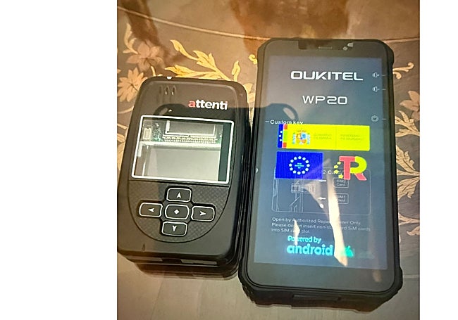 Los dos dispositivos entregados a la víctima, uno junto a otro (Telefónica a la izquierda y Vodafone a la derecha) en la mesa de una mujer protegida, antes de hacer el cambio.