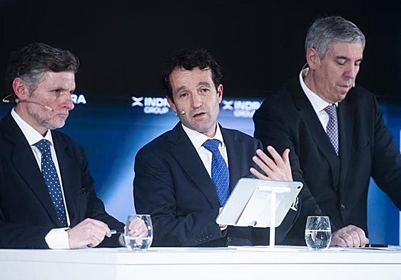 El presidente de Indra, Ángel Escribano (centro) con su consejero delegado, José Vicente de los Mozos (dcha.)