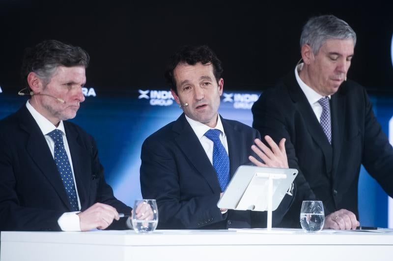 El presidente de Indra, Ángel Escribano (centro) con su consejero delegado, José Vicente de los Mozos (dcha.)