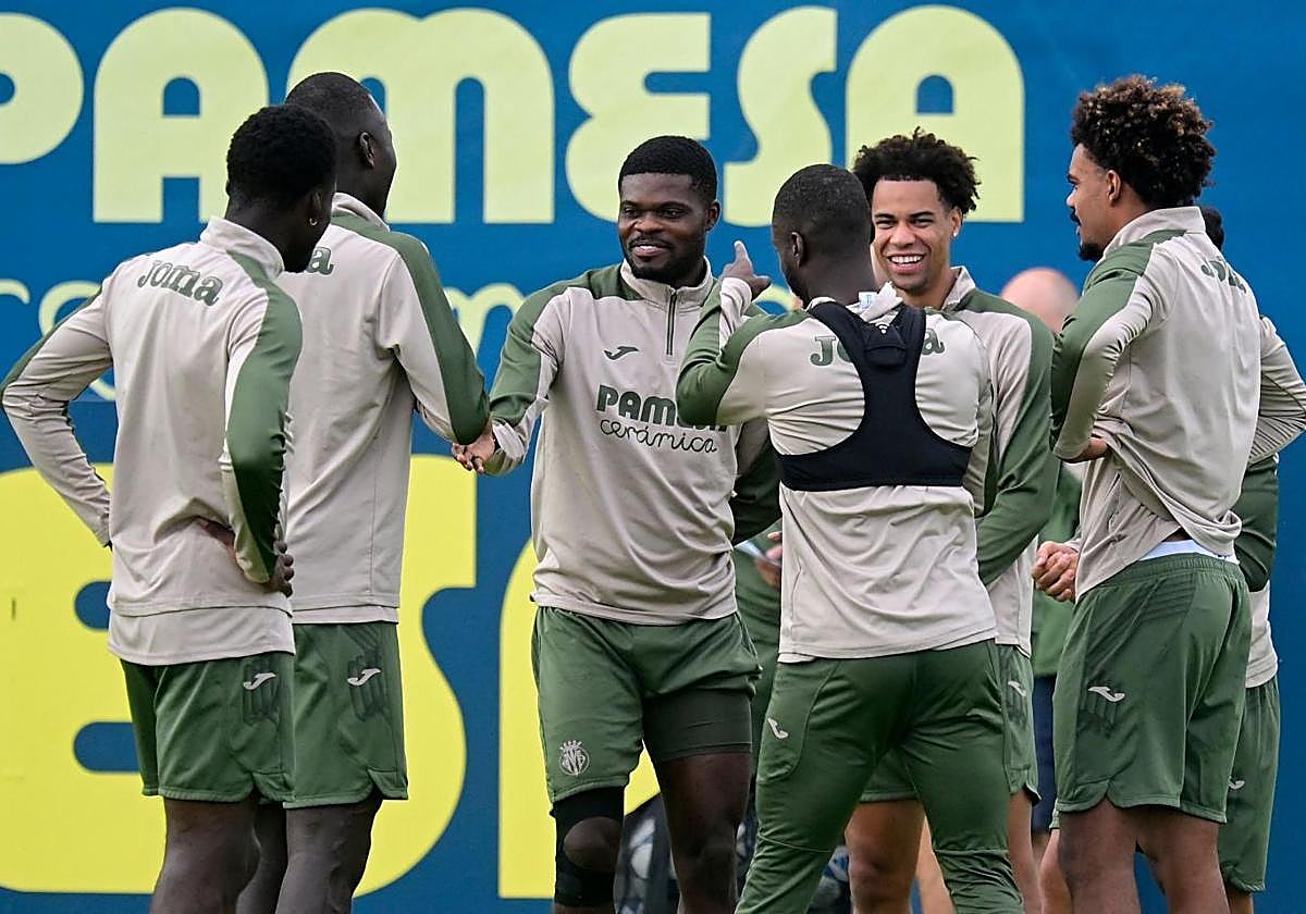 Los jugadores del Villarreal, durante el entrenamiento de este martes.