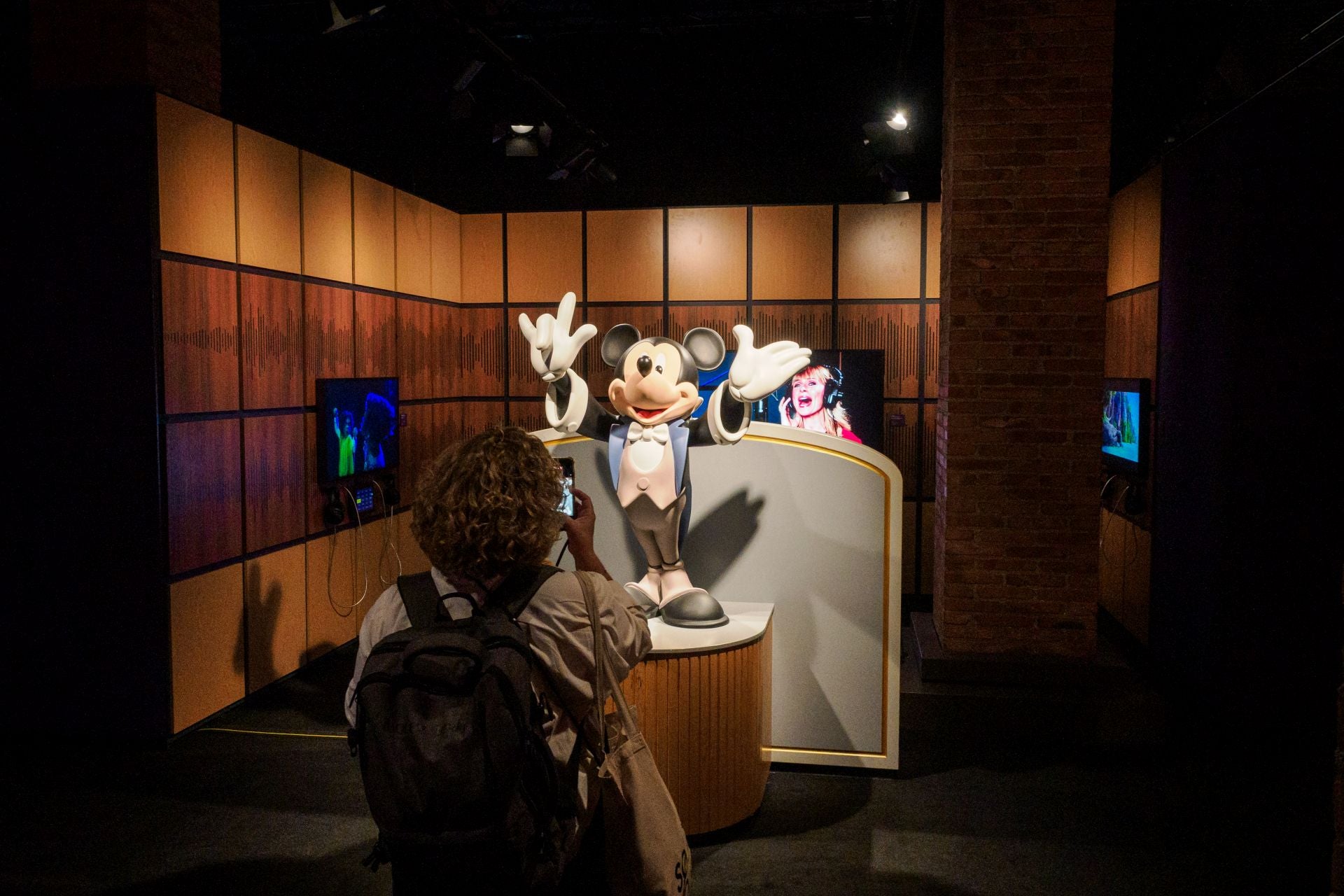 Un muñeco del Mickey Mouse más musical en la galería dedicada a los efectos de sonido y la música.