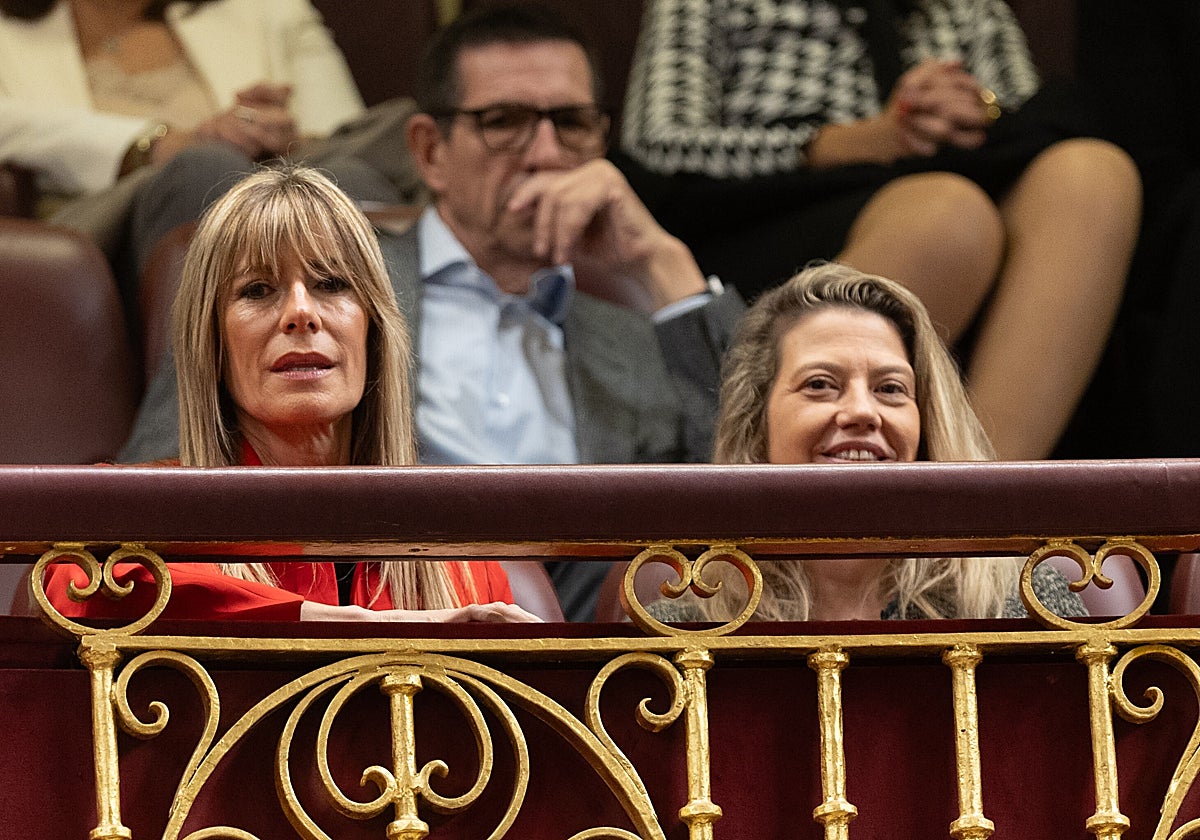 La mujer de Pedro Sánchez, Begoña Gómez, y la asistente asignada por Moncloa, Cristina Álvarez, durante la segunda sesión del debate de investidura de Pedro Sánchez en diciembre de 2023.