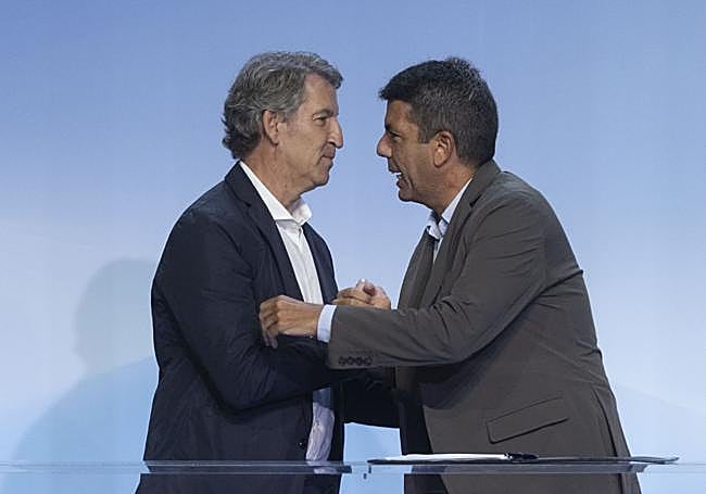 El presidente del PP, Alberto Núñez Feijóo, saluda al presidente de la Generalitat valenciana, Carlos Mazón, en la cumbre de dirigentes populares el pasado fin de semana.