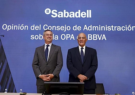 El presidente de Banco Sabadell, Josep Oliu (i) y el consejero delegado, César González-Bueno (i).