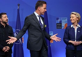 El secretario general de la OTAN, Mark Rutte, conversa con la presidenta de la Comisión Europea, Ursula von der Leyen, en una foto de archivo.
