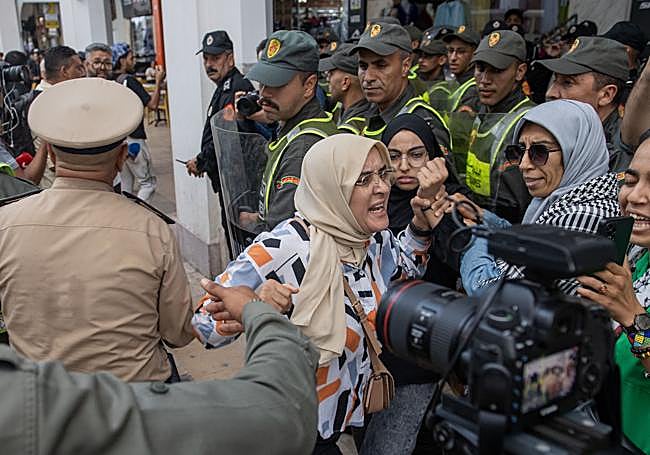 Las mujeres también participan en las protestas callejeras.