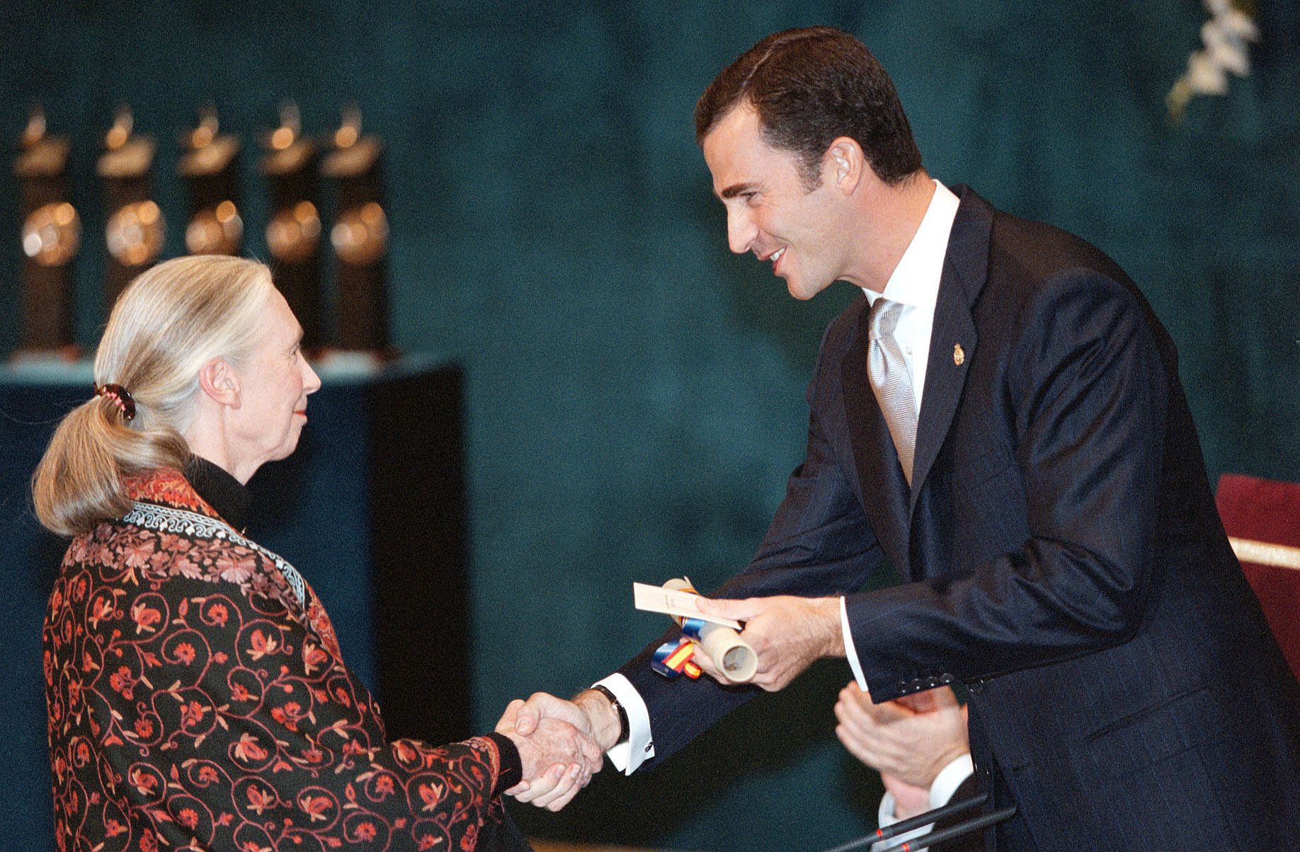 La etóloga recibe el Príncipe de Asturias en 2003 de la mano de Felipe VI , el actual rey de España.