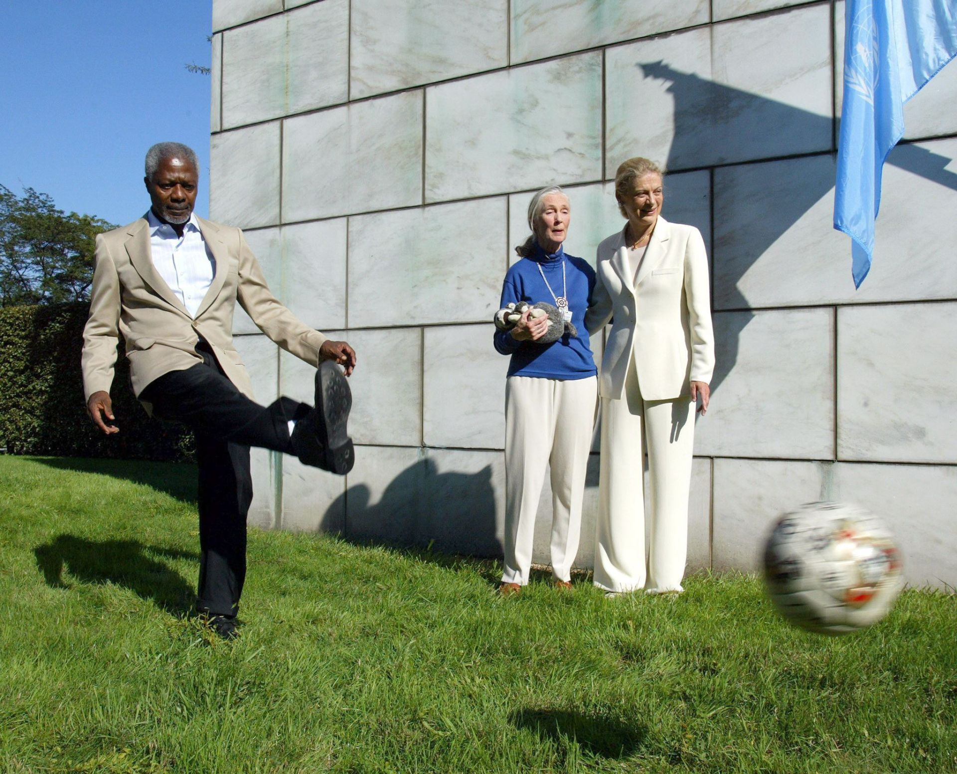 El entonces presidente de la ONU Kofi Anan chuta un balón en presencia de Jane Goodall en 2003.