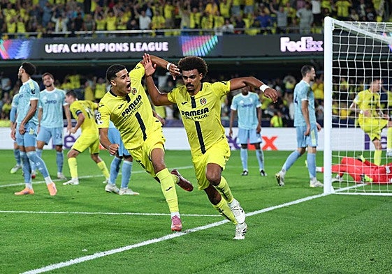 Renato Veiga celebra el gol del empate sobre la bocina.