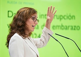 La ministra Mónica García, hoy, durante la presentación de los datos sobre abortos en España.