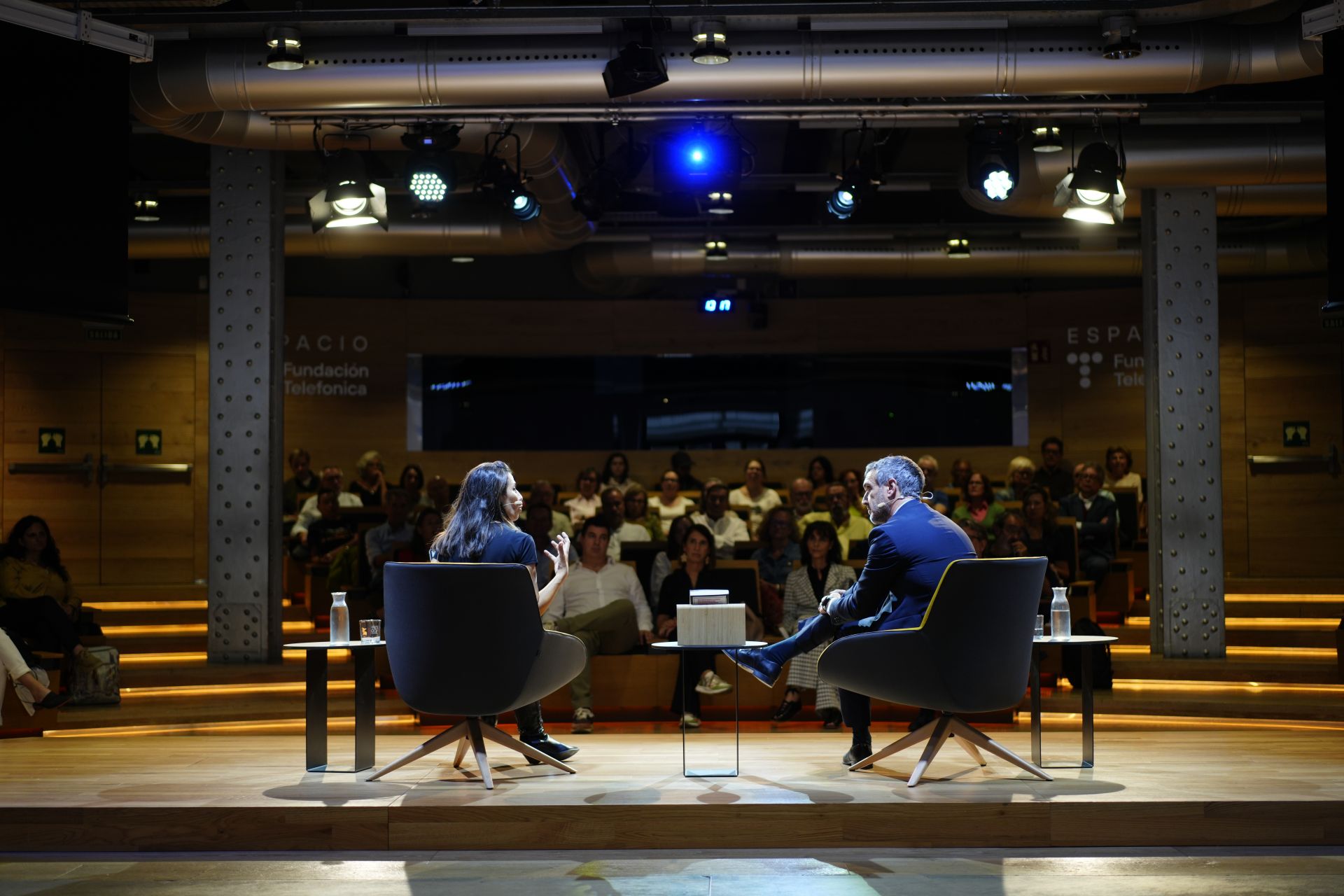Ana Pastor comenta el libro con su autor. 