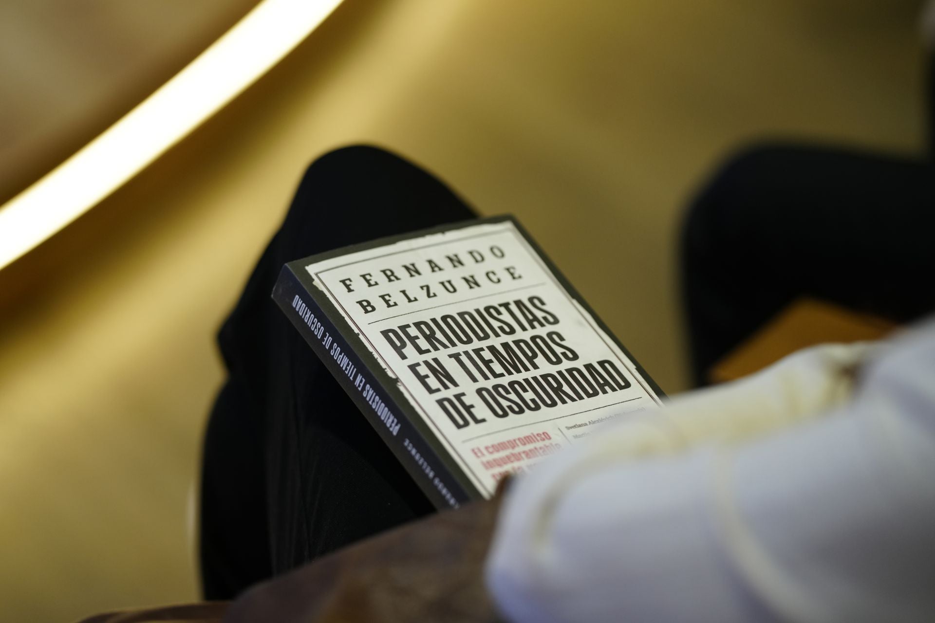 El libro, 'Periodistas en tiempos de oscuridad', ha sido editado por Ariel. 