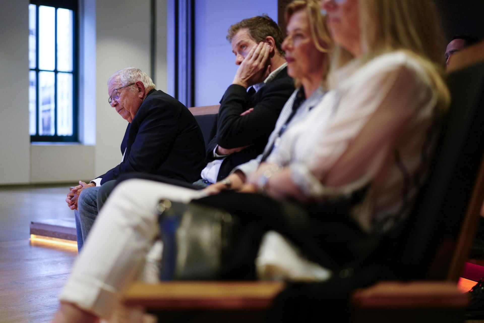 El periodista Fernando Jáuregui (izquierda), atento. 