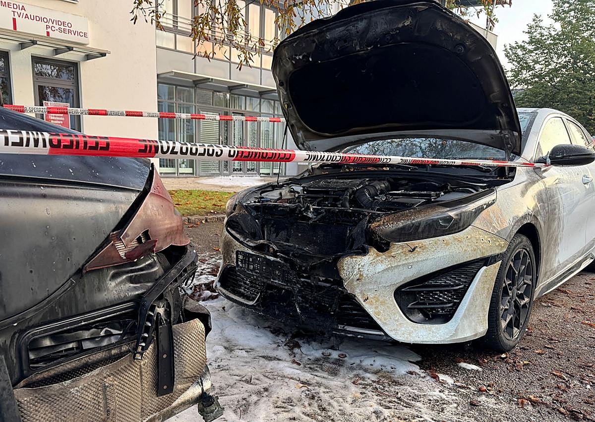 Imagen secundaria 1 - Coches incendiados en el norte de Múnich.