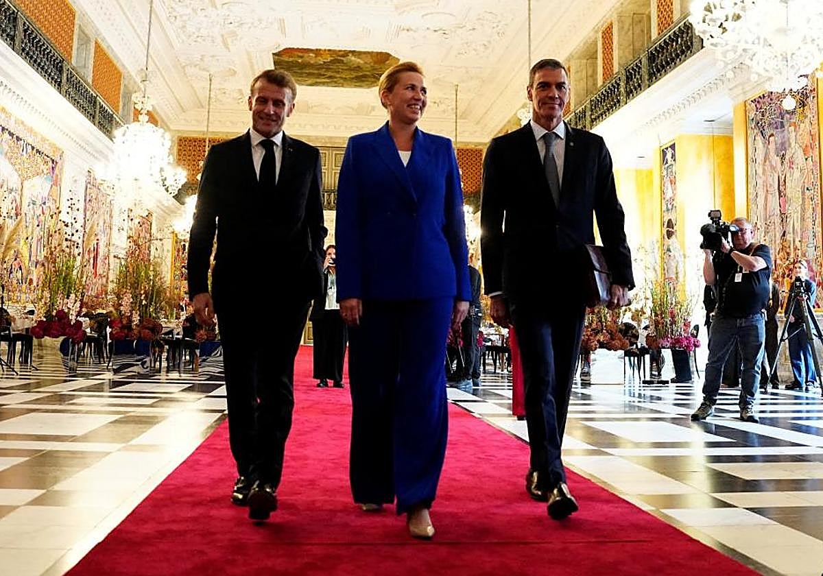 El presidente francés Emmanuel Macron, la primera ministra danesa, Mette Frederiksen, y Pedro Sánchez durante la cumbre de este miércoles.