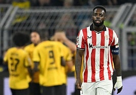 Iñaki Williams se lamenta tras uno de los goles del Borussia Dortmund.