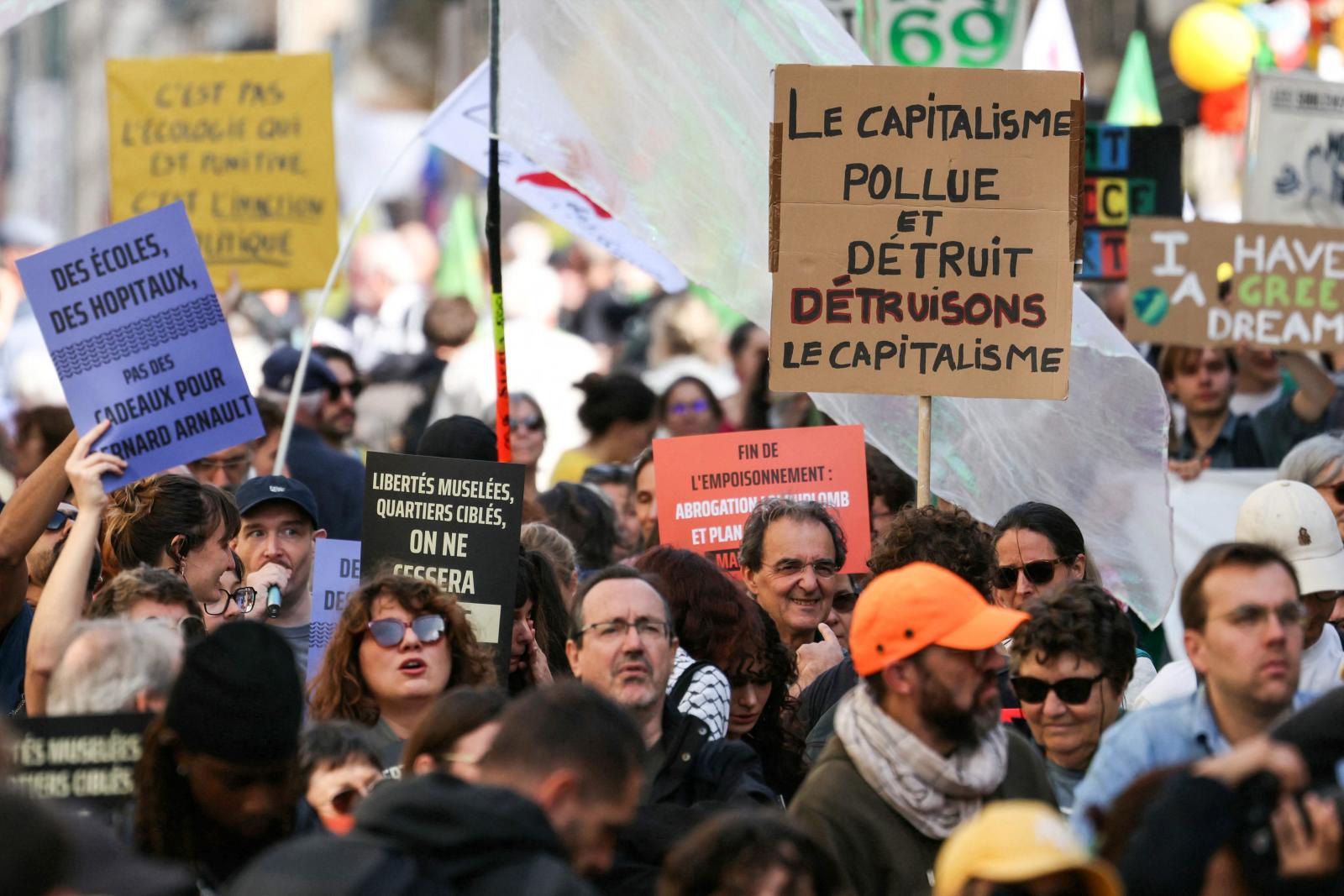 Un grupo de manifestantes durante una protesta el pasado domingo en París.