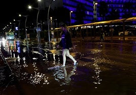 Una turista camina por las calles de Ibiza, ayer