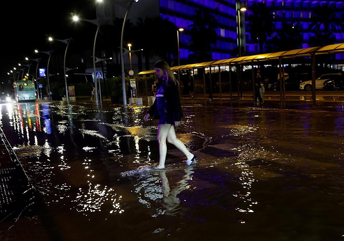 Una turista camina por las calles de Ibiza, ayer