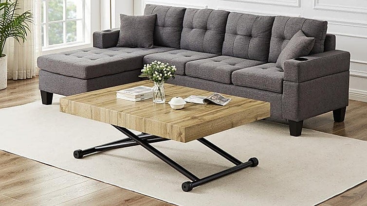 Necesitas esta mesa extensible y elevable que te servirá tanto para comer como de mesita de centro