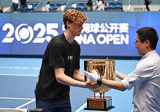 Jannik Sinner recibe el trofeo de Pekín.