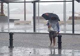 Un hombre se protege de las lluvias toorenciales en Ibiza el pasado 30 de septiembre.