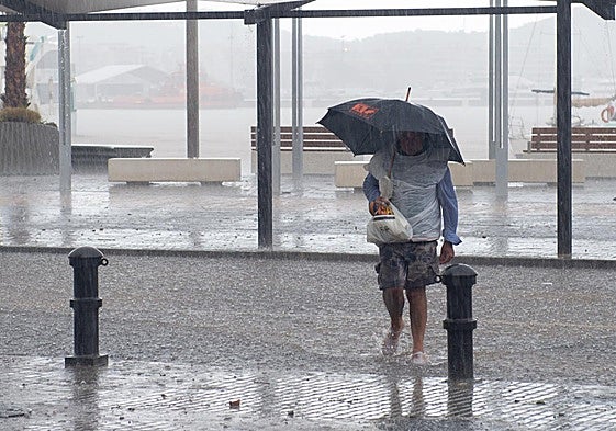 Un hombre se protege de las lluvias toorenciales en Ibiza el pasado 30 de septiembre.