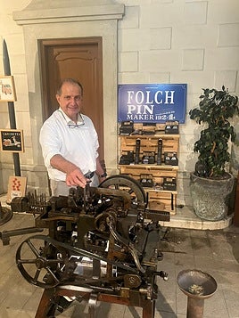 Josep Maria Folch, gerente de la metalúrgica, con la primera máquina de alfileres que llegó a España en 1887 y que está en sus instalaciones.