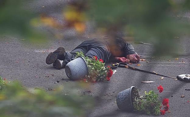 Uno de los cadáveres que dejó el atacante a su paso.