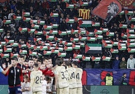 Aficionados muestran su apoyo al pueblo palestino durante un partido reciente de Osasuna en El Sadar.