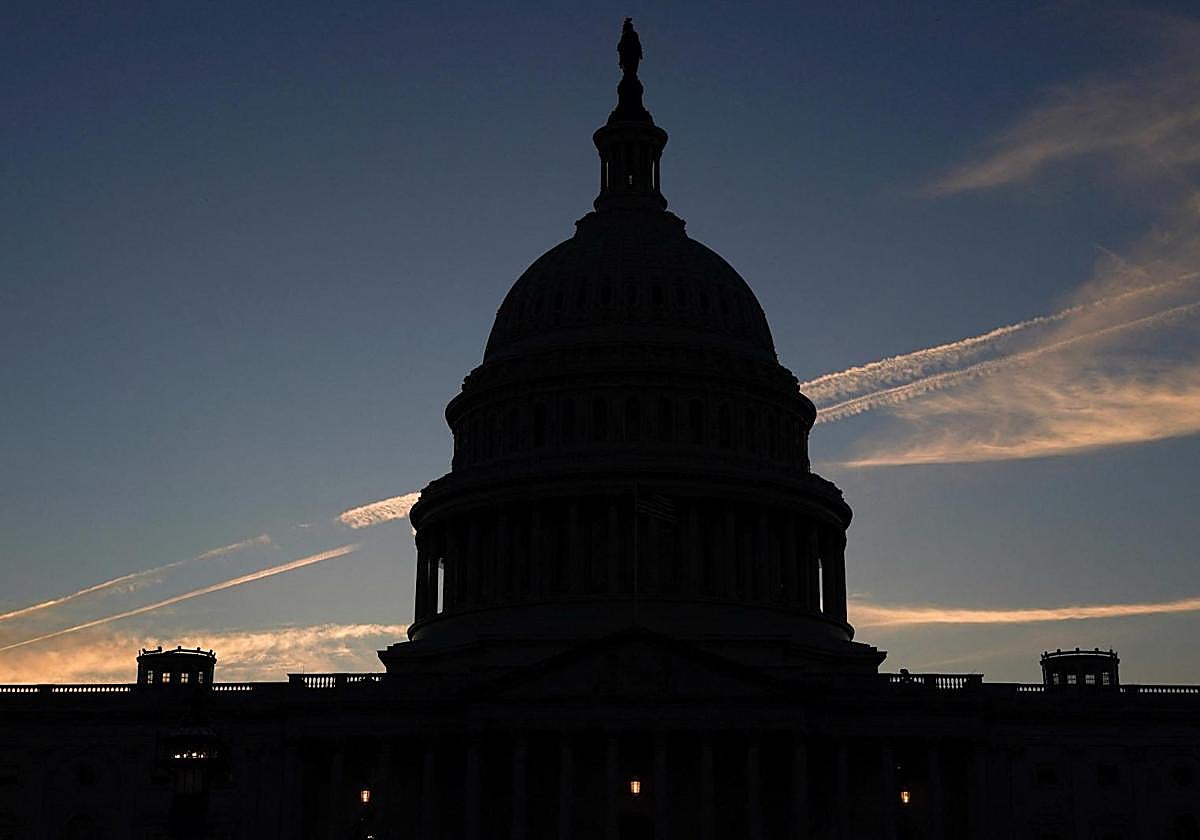 Trump cumple su amenaza y empieza a cortar fondos
