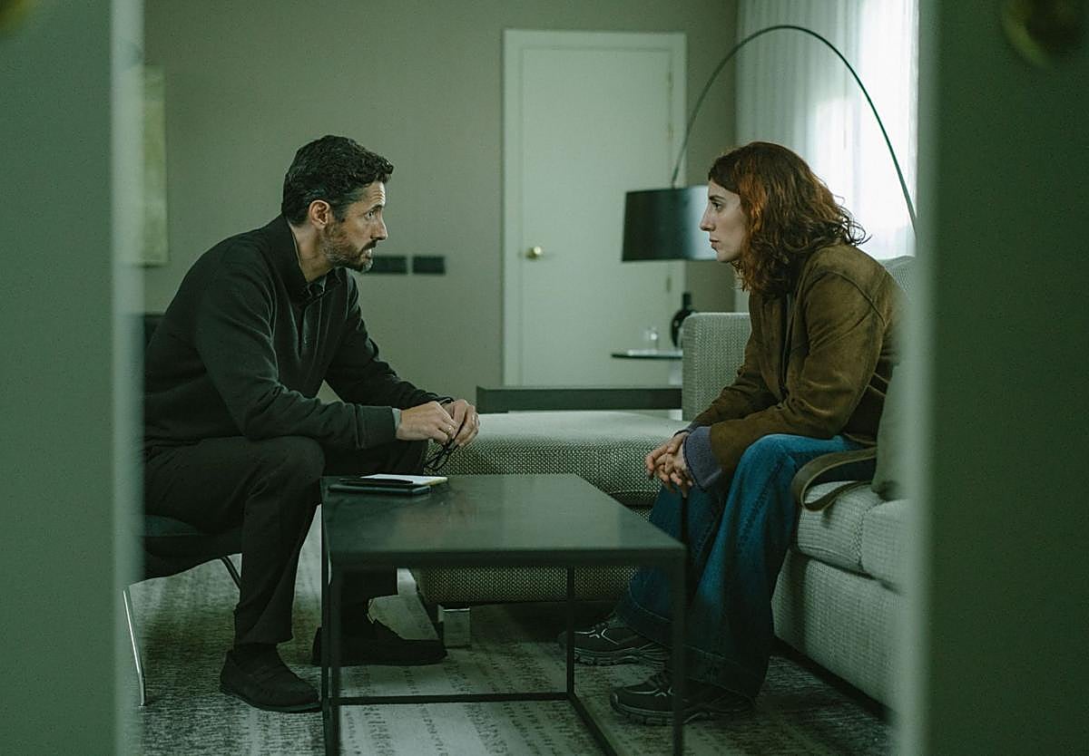 Juan Diego Botto y Elena Martín, en 'El Centro'.