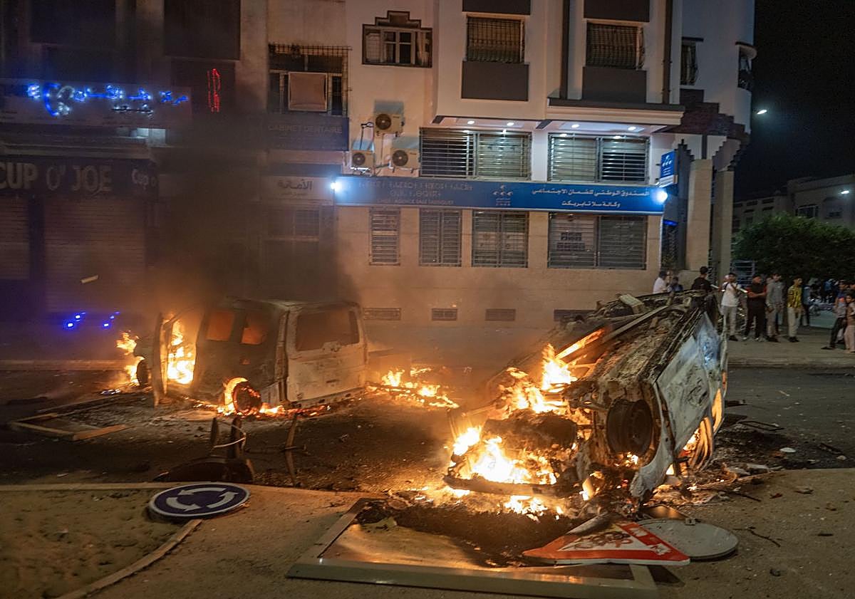 Imagen principal - Los disturbios en Marruecos causan tres muertos en el asalto a un cuartel