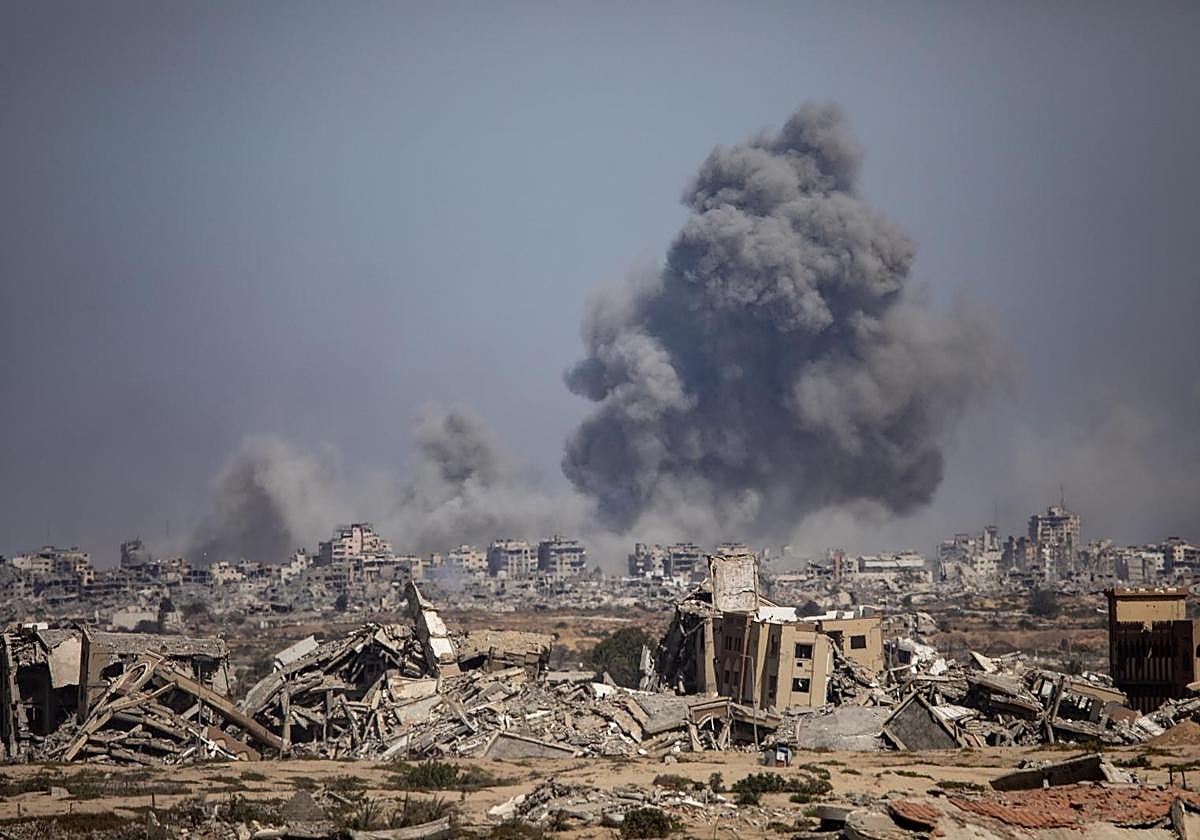 Columna de humo durante un bombardeo en Gaza.