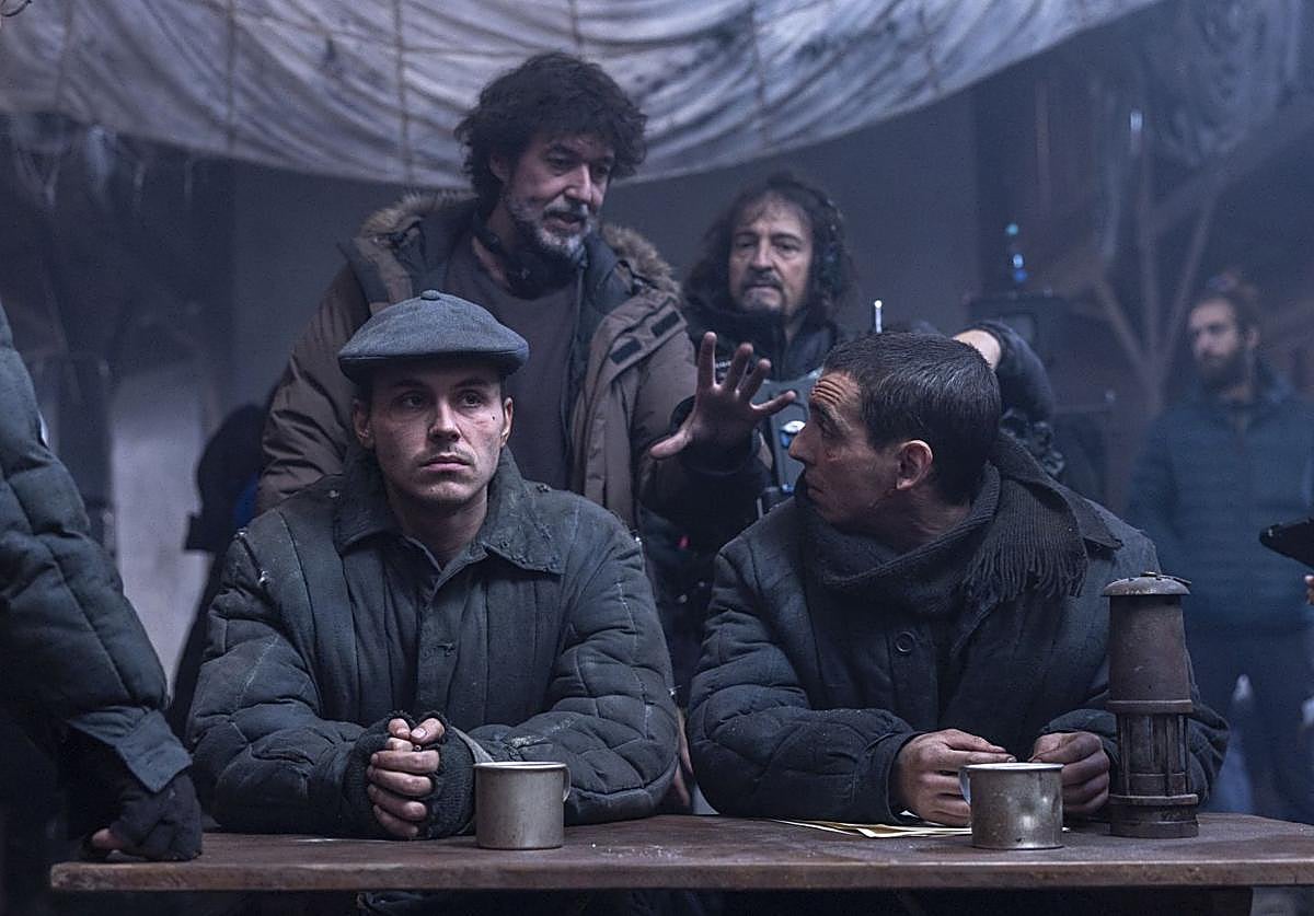 Miguel Ángel Vivas da indicaciones a Arón Piper y Miguel Herrán.